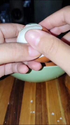 Tutorial ngupas kulit telur ayam rebus yang benar #cooking #fyp #fypシ゚viral #trending #foryou #RCTIPlus #HOTrctiplus 