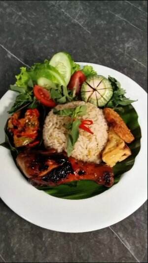 NASI LIWET "SEMPURNA" 
(Served with: AYAM BAKAR KECAP, TAHU TEMPE GORENG, SAMBAL DADAK & LALAPAN).
Peserta #AudisiMCIS13 : 
LUDY / 36thn / M