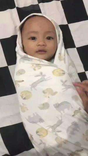 bayi 9 bulan dibedong lagi🤣