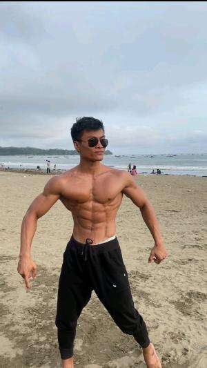 ketika meniru model prindapan 
.
.
.
 #prindapanpose #prindafan #gym #bodycontes #binaraga #RCTIPlus #pantai #fypシ #fyp #Viral 