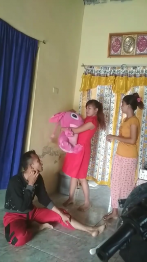 DahsyatOktoberChallenge MuhammadAim Duet Dengan 2Madu eiiii... tepaok kok Aim lihat 2 Madu yg cantik