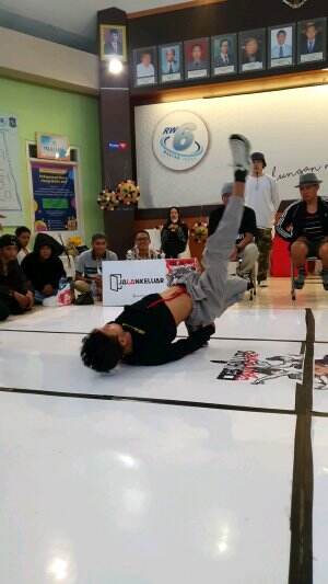 IKUT PERTANDINGAN BREAK DANCE