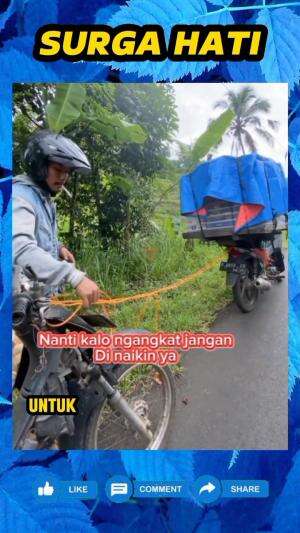 Rantai motor putus saat lewat tanjakan, pria penjual donat ini dengan senang hati, bantu tarik motor penjual kerupuk ini sampai ke bengkel, 