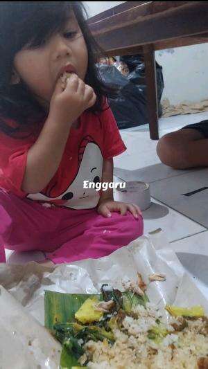 First time elena makan nasi padang..padahal huhah..ini baru icip aja yaaa wkwkw penasaran dia #bayimukbang #makannasipadang #enak #makanenak