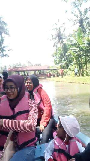 Perahu dayung
 #RCTIPlus  #HOTrctiplus  #Hidup lagi cape-capenya malah nekat naik perahu ini😭🙏🏻 