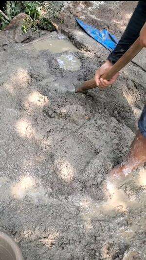 aduk semen dengan pasir #indonaturevalues 