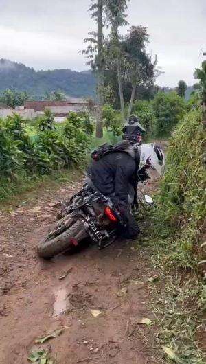 jatuh bangun aku jatuh lagi 😂 #kawasaki #versys650 #touring #fun 