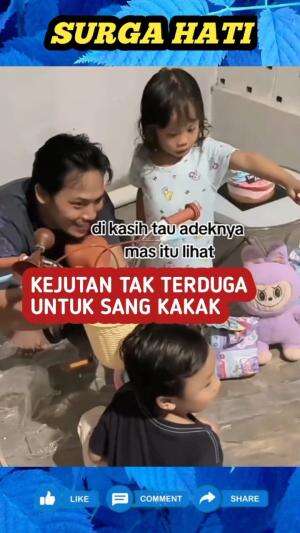 Contoh orang tua yang tidak pilih kasih, berikan semua anaknya hadiah yang sama tanpa dibedakan.