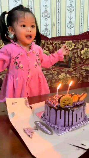 Abangnya ketakutan...kalah sama Adiknya