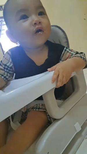 Noora makan smbil liat kucing lewat