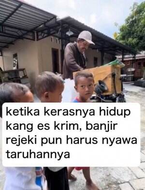 Kerasnya hidup penjual es krim. Banjir rejekipun harus nyawa taruhannya.