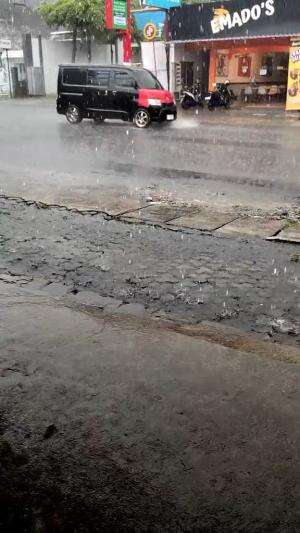 Story berteduh di pinggir jalan saat hujan.
#hujan #pinggirjalan #storyhujan #mobil 