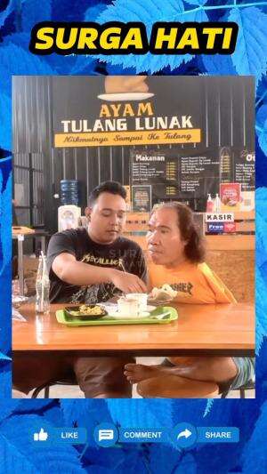 Momen ketulusan seorang anak, menyuapi makan sang ayah yang memiliki fisik tidak sempurna.