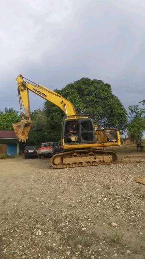 viral Beko naik truk #grebekchallenge  #XFI2023ALEXAMOR  #pc200komatsuuu  #maintenancealatberat  #COME TO LAKE TOBA ❤️. Come to opung hometo