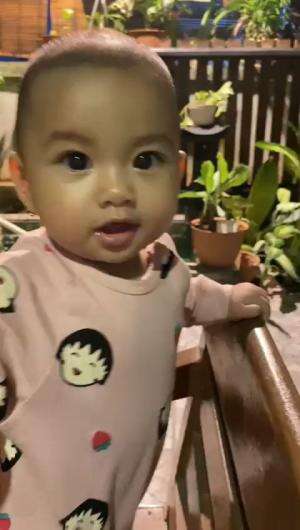 Noora menikmati hujan di teras rumah  #NooraKhadijahAlKhered  #bayiajaib  #Kelakuan bayi tengah malam  #masyaallahtabarakkallah  #maafberisi