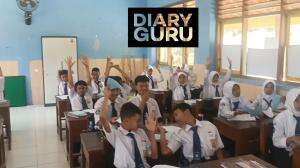 Hallo... jadi guru itu seru... ya meski kadang bertaruh situasi dan kondisi ya...


tetap semangat buat guru se Indonesia

 #teacherslife #t