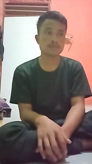 IDOl_XII Eko girsang  21 tahun asal dari medan Sumatera Utara. judul lagu aku harus jujur dari kerispatih. 