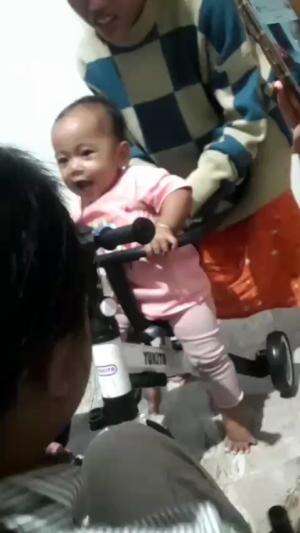 bermain sepedah baru dengan anak  #sangat perhatian  #aku sangat hebat 