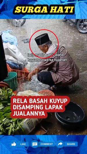 Demi menjaga jualannya agar tidak kebanjiran, kakek ini rela hujan-hujanan sampai basah kuyup.