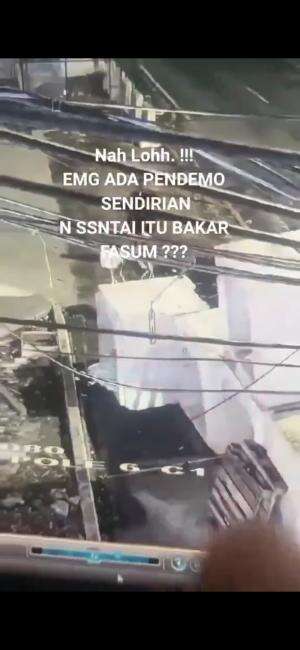 Deti-detik rekaman CCTV salah satu pelaku pembakaran fasilitas umum, dari gerak geriknya terlihat sangan profesional, diduga pelaku ini suru