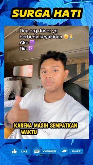 Meski beda keyakinan, namun pemuda ini dengan senang hati menepi sebentar agar temannya bisa sholat.