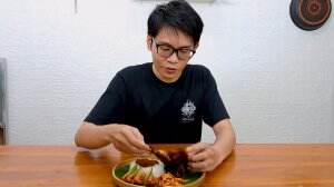 Favorit Kalian Nih! Bebek Bumbu Hitam Madura dengan Sambal Pencit dan Serundeng. Cobain, Enak Banget! #onlineauditionmci10