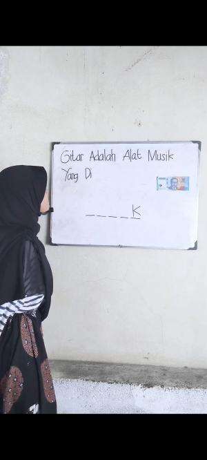 Gitar adalah alat musik yang di?