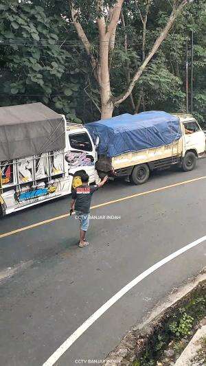 respect sama truk canter rela jadi ganjal truk yang gak kuat nanjak  #Respect  #truck 