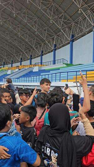 perpisahan kiper persib kevin mendoza bersama bobotoh

 #Persib Bandung #persibjuara  #bobotohpersib 