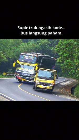Supir truk ngasih kode...
Bus langsung paham
 #Bus Indonesia  #truck
