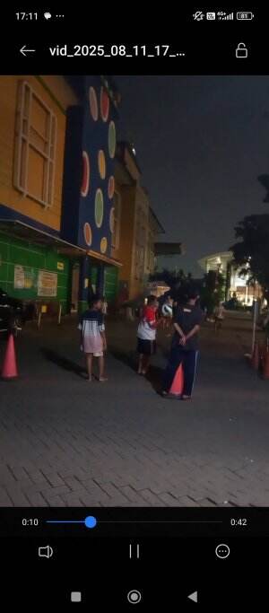 bermain bola di parkiran pasar
#StreetSoccer
#BolaPlastik
#Football