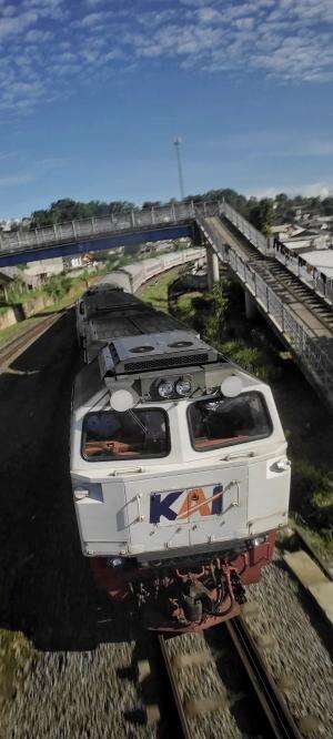 mau lihat kereta api dari jarak dekat saat melaju? tonton video sampai Habis