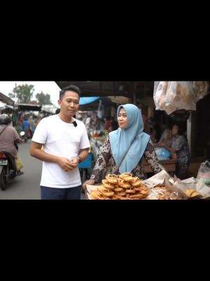 Viral !! Laris Manis Jualan Sendal Goreng