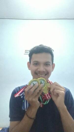 yaudah nanti dijual aja medalinya🤣🥲
