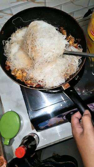 Lanjutan Video Masak Bihun goreng Dengan Resep simpel Ala Dapur Abal-abal👌 Di jamin Nagih‼️ #RCTIPlus #shortplus #creatorrctiplus #makan #ma