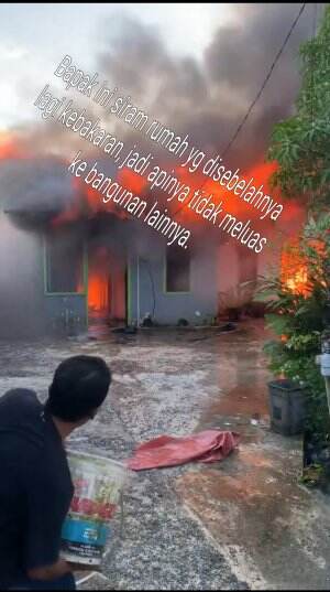 Bapak ini siram rumah yg disebelahnya lagi kebakaran, jadi apinya tidak meluas ke bangunan lainnya.