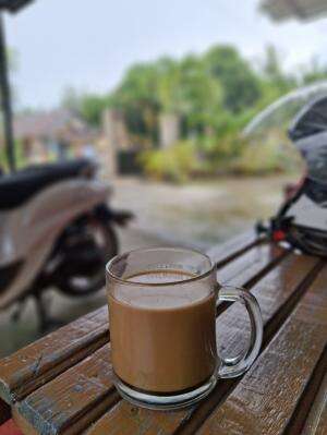 Kau nikmati kopi dengan senja maksudmu apa ?  #gorontalo #indonesia #kopilatte #kopipahit #kopinikmat #kopinusantara #kopisenja #nuansahujan