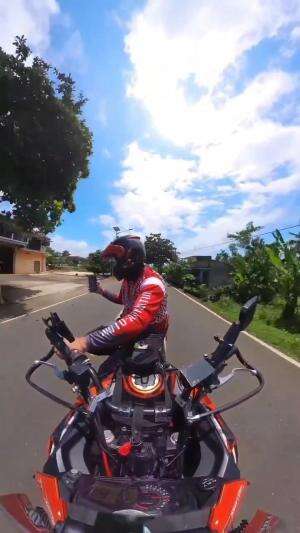 Si paling videografer. Jangan ditiru yaa adik-adik sekalian! Terbaik emang om Bowo dikelasnya! #RideandTrek #ontahood #ontahoodmotoadventure