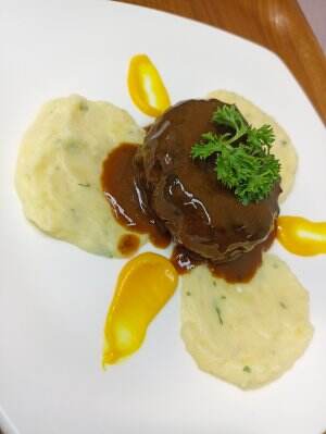 Hambagu Steak with Mashed Potato, makan satu mana cukup... #onlineauditionmci10 