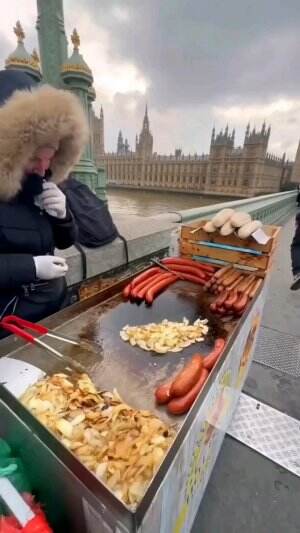 London street food  #fyp  #hotdog #Viral 
