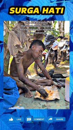 Pria ini tetap lahap menyantap sebungkus nasi, meski tubuhnya tampak kotor di tengah kesibukannya bekerja.