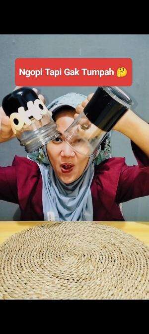 NGOPI TAPI GAK TUMPAH, HMM PEDO ELOOOMM ? #nyaidarugi_real #ngopi #nutrijelkopi #HOTrctiplus 