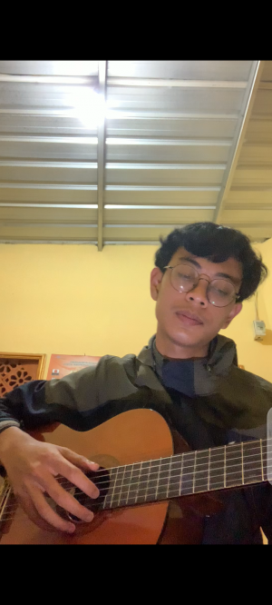 hallo everyone saya Dhias mahayana berasal dari kota salatiga jawatengah saya membawakan lagu dari bruno mars berjudul Talking to the moon