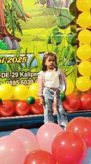 Kakak hebat berani tampil... 