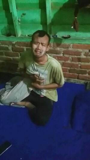 Udin molor aja ...tebangun karna ada terompet... pet pet pet.... kerja apakek