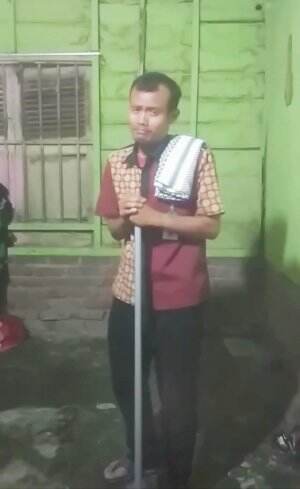 dulu juga pernah jadi CleaningServis...sekarang pilih jadi guru honor walau gaji kecil...semangat...!!!
