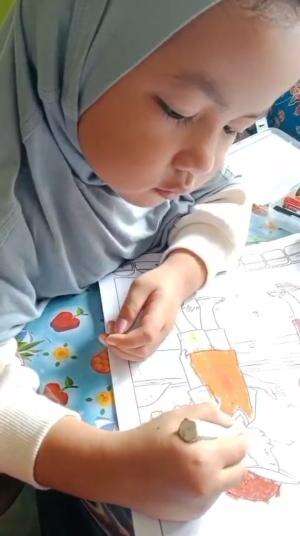anak gadis lucu belajar mewarnai di PAUD.  #belajarmewarnai  #anaklucu  #gadislucu  #anakgadis #belajarmenggambar  #mewarnai 