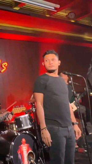 Andra & The Back Bone Perfom