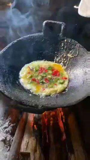 makan telur dadar di kampung halaman rasanya nikmat banget #Kuliner #Food #Kampung #LemburAing