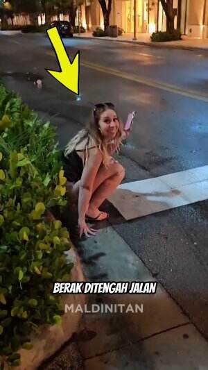 GILA ! CEWEK CANTIK INI BERAK DI JALAN

#dunia #maldinitan